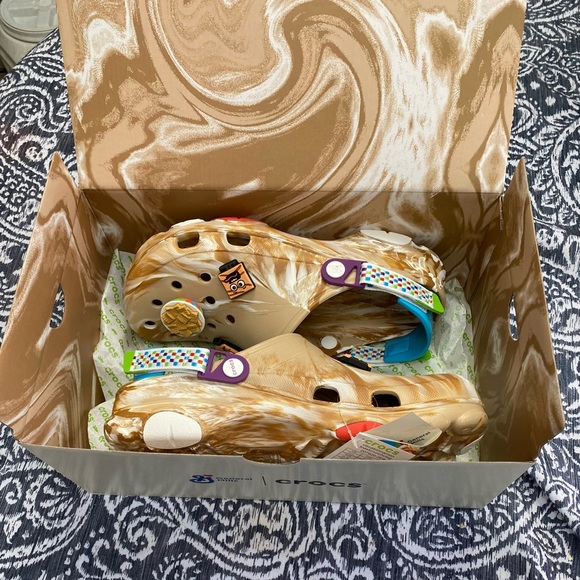 CROCS - New Cinnamon Toast Crunch Limited Edition + SIX Extra Charms FREE - Picture 8 of 10